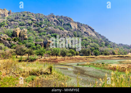 Point d'eau asséché dans Matobo National Park, Zimbabwe. Banque D'Images