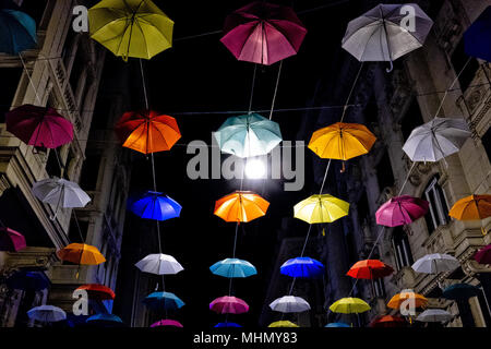 Parasols suspendus rues Euroflora retour à Gênes dans le scénario unique des parcs de Nervi Banque D'Images