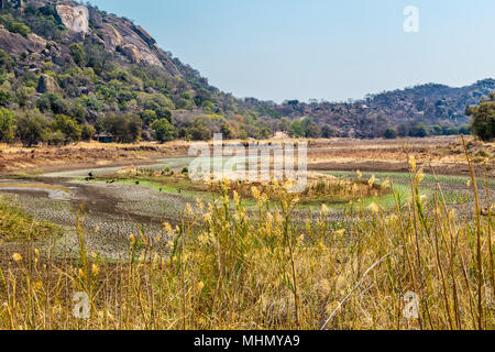 Un point d'eau asséché dans Matobo National Park, Zimbabwe. Banque D'Images