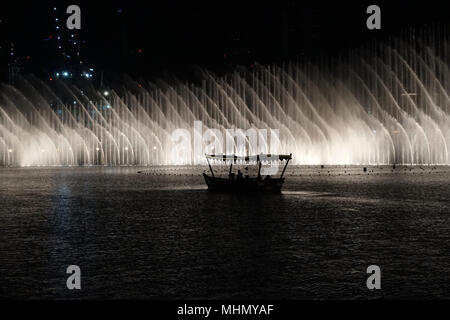 Dubaï, Émirats arabes unis - 14 août 2017 - Le spectacle a lieu toutes les 30 minutes sur le centre et est le deuxième plus grand système fontaine chorégraphie Banque D'Images