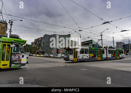 MELBOURNE, AUSTRALIE - 15 août 2017 - Place de la Fédération le coeur de la ville avec des lignes modernes et bulding, adjacent à la gare de Flinders Street. Banque D'Images