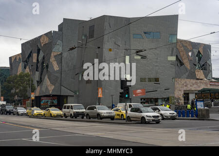 MELBOURNE, AUSTRALIE - 15 août 2017 - Place de la Fédération le coeur de la ville avec des lignes modernes et bulding, adjacent à la gare de Flinders Street. Banque D'Images