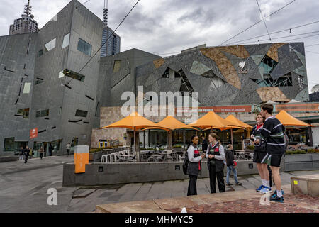 MELBOURNE, AUSTRALIE - 15 août 2017 - Place de la Fédération le coeur de la ville avec des lignes modernes et bulding, adjacent à la gare de Flinders Street. Banque D'Images