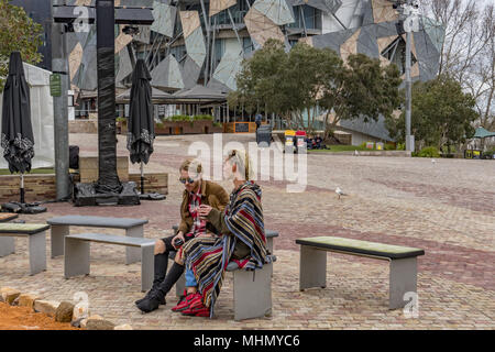 MELBOURNE, AUSTRALIE - 15 août 2017 - Place de la Fédération le coeur de la ville avec des lignes modernes et bulding, adjacent à la gare de Flinders Street. Banque D'Images