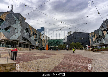 MELBOURNE, AUSTRALIE - 15 août 2017 - Place de la Fédération le coeur de la ville avec des lignes modernes et bulding, adjacent à la gare de Flinders Street. Banque D'Images