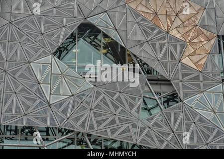 MELBOURNE, AUSTRALIE - 15 août 2017 - Place de la Fédération le coeur de la ville avec des lignes modernes et bulding, adjacent à la gare de Flinders Street. Banque D'Images