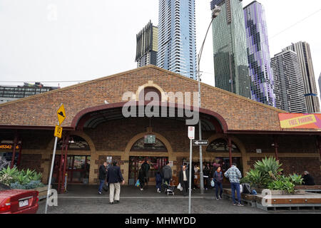 MELBOURNE, AUSTRALIE - 15 août 2017 - La reine Victoria Marjet est le foyer de produits frais locaux et où la communauté s'agit de boutique, rencontrez, manger, boire Banque D'Images