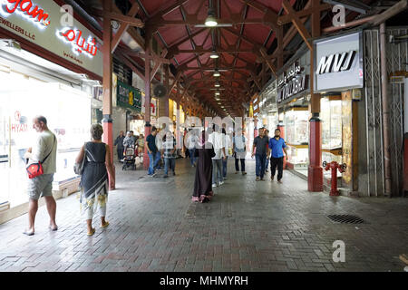 Dubaï, Émirats arabes unis - 3 septembre 2017 - Gold Souk est situé dans le quartier des affaires commerciales avec plus de 300 détaillants et commerçants de bijoux. Environ 10 t Banque D'Images