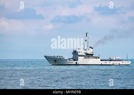 Navire de guerre destroyer en action en mer méditerranée Banque D'Images