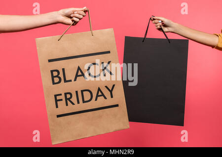 Les femmes holding shopping bags Banque D'Images