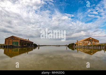 Comacchio valley river par la maison de l'eau sur fond de ciel nuageux Banque D'Images