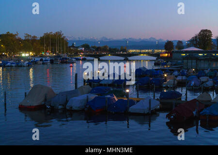 Quai de rivière Limmat avec tram en lumière chaude, Zurich, Suisse Banque D'Images