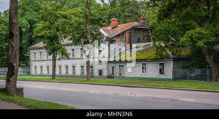 Ancienne maison en bois contre un ciel nuageux dans une saison d'été. Narva. L'Estonie. Photo panoramique. Banque D'Images