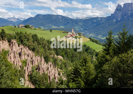 Vue de Mittelberg du Piramidi di terra, Renon, Italie Banque D'Images