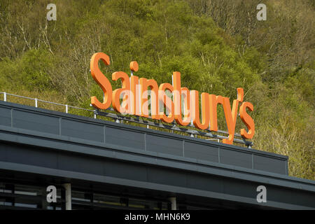 Grand panneau au-dessus de l'entrée d'un supermarché Sainsbury's store Banque D'Images