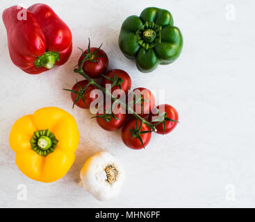 Tomates cerise sur la vigne + +ail poivron Banque D'Images