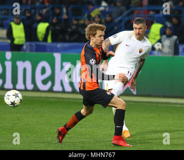 KHARKIV, UKRAINE - 21 février 2018 : Bohdan Butko du Shakhtar Donetsk (L) se bat pour une bille d'Aleksandar Kolarov de AS Roma au cours de leur ligue Cham Banque D'Images