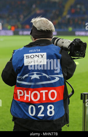 KHARKIV, UKRAINE - 21 février 2018 : photographe de sports au travail au cours de l'UEFA Champions League Round 16 match Shakhtar v roms au stade Metalist OSK Banque D'Images