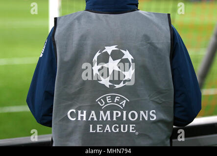 KHARKIV, UKRAINE - 21 février 2018 : le logo de l'UEFA Champions League sur le bib de ballboy au cours de l'UEFA Champions League Round 16 match Shakhtar Donetsk v Banque D'Images