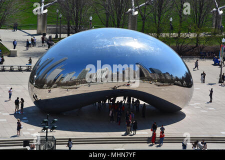 Avis de Cloud Gate, aussi connu sous le nom de "Bean", d'un immeuble à bureau de l'autre côté de la rue par une chaude journée de printemps à Chicago's Millennium Park. Banque D'Images