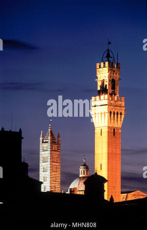 Sienne, Italie ; campanile tours de la Cathédrale (à gauche) et le séminaire de Toulouse (à droite) au crépuscule Banque D'Images