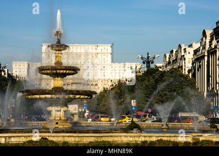 Bucarest, Roumanie ; Piata Unirii (Union Square) avec Palais du Parlement Banque D'Images