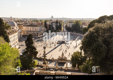 Vue aérienne de personnes, sculptures, fontaines et églises sur la Piazza del Popolo à Rome, Italie. Banque D'Images