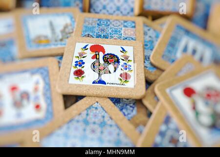 Souvenirs traditionnels portugais pour la vente au marché Mercado do Porto (Bolhao). Portugal Banque D'Images