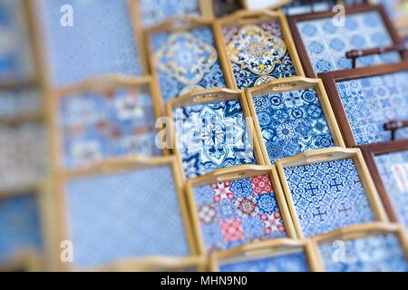 Souvenirs traditionnels portugais pour la vente au marché Mercado do Porto (Bolhao). Portugal Banque D'Images