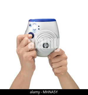 Mains tenant l'appareil photo instantané sur fond blanc. clignote. Clipping path Banque D'Images