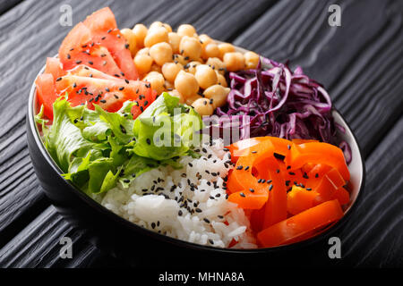 Riz et pois chiches épicés légumes végétarien bol bouddha. Concept d'aliments sains. Sur un fond sombre, horizontal Banque D'Images