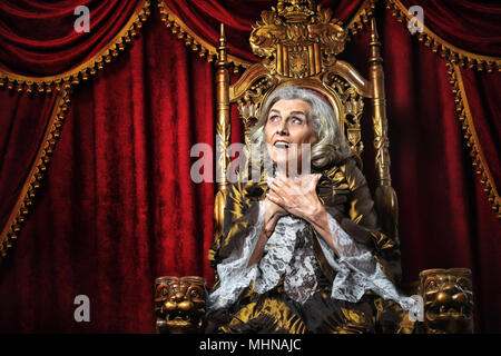 Senior woman sitting in vintage président Banque D'Images