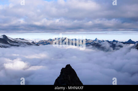 Forte mountain peak et grand paysage derrière avec la couverture nuageuse dans la vallée Banque D'Images