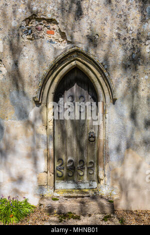 Vieille porte à St John the Baptist Church, Denham, Suffolk, UK. Banque D'Images