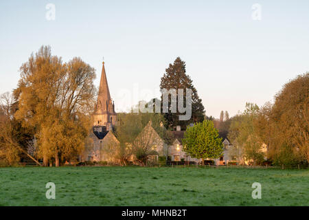 La lumière tôt le matin au lever du soleil au-dessus de la Vierge Marie dans l'église paroissiale de Shipton Under Wychwood Cotswolds, Oxfordshire, Angleterre Banque D'Images