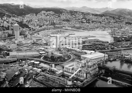 Gênes, Italie - vue aérienne de la ville de Gênes à la Riviera italienne avec son phare appelé Lanterna, l'ancien port et le centre historique Banque D'Images