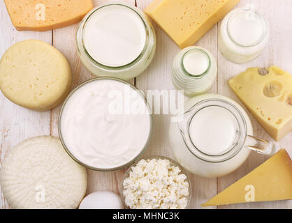 Vue de dessus de produits laitiers frais on wooden table Banque D'Images