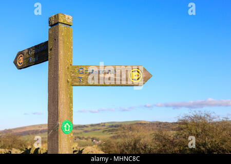 Enseigne sur le sentier de la pierre meulière sur Cheshire Derbyshire Peak District frontière près de Rainow et Bollington Banque D'Images