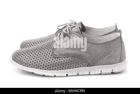 Vue latérale du cuir gris chaussures de sport isolated on white Banque D'Images Vue latérale du cuir gris chaussures de sport isolated on white Banque D'Images