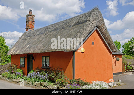 Un cadre idyllique thatched cottage dans un village de l'UK Banque D'Images