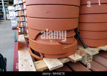 Pile de pots en terre cuite sur l'affichage avec des pots cassés en bas Banque D'Images