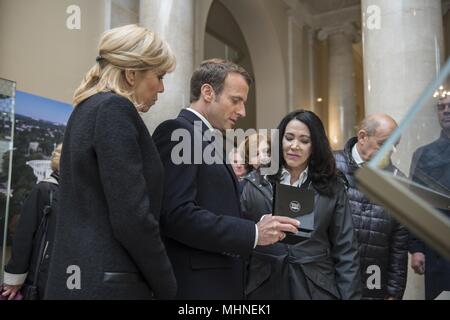 Le président français, Emmanuel Macron (centre) avec son épouse, Brigitte Macron (à gauche), remet un cadeau à Karen Durham-Aguilera (à droite), directrice exécutive nationale de l'armée, les cimetières militaires, dans l'Amphithéâtre Memorial Prix d'affichage au Cimetière National d'Arlington, Arlington, Virginie, le 24 avril 2018, 24 avril, 2018. La visite du président Macron à Arlington National Cemetery, faisait partie de la première visite officielle de la France depuis que le président François Hollande est arrivé à Washington en 2014. Le président français, avec sa femme a également visité la tombe de l'ancien président John F. Kennedy. (U.S. Arm Banque D'Images