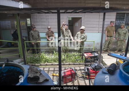 180424-N-ZW825-0947 TAWAU (Malaisie) (24 avril 2018) Le capitaine de la Royal Navy Olive Peter, Adjoint du commandant de la Mission de partenariat du Pacifique 2018 (PP18), vues d'un projet de construction de réservoirs d'eau douce maison Merotia à l'établissement dans le cadre de la PP18 mission arrêter Tawau, 24 avril, 24 avril, 2018. PP18's mission est de travailler ensemble avec l'hôte et les pays partenaires à améliorer l'interopérabilité régionale et de capacités de réaction aux catastrophes, d'accroître la stabilité et la sécurité dans la région, et de favoriser de nouvelles amitiés et durable dans toute la région Indo-Pacifique. Partenariat du Pacifique, maintenant dans sa 13e version, est le l Banque D'Images