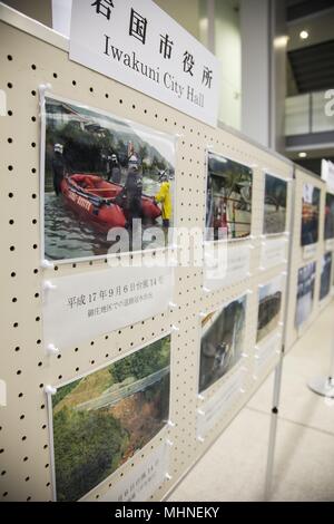 Une photo est affichée en ville Iwakuni, Japon, le 23 avril 2018, 23 avril 2018. Chaque image représente les efforts de secours après la destruction de la pluie torrentielle du nord de Kyushu, Hiroshima pluie torrentielle, ou le tremblement de Kumamoto. Elle a souligné les efforts de la Force d'autodéfense du Japon, les services de police, des pompiers, des bénévoles et des forces américaines au Japon le personnel impliqué dans la restauration. (U.S. Marine Corps photo par le s.. William Faffler). () Banque D'Images