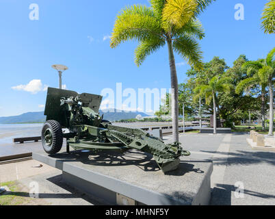 Canon de 25 livres utilisés lors de la DEUXIÈME GUERRE MONDIALE S'affiche sur l'Esplanade de Cairns, l'extrême nord du Queensland, Australie, Queensland, FNQ Banque D'Images