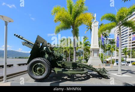 Canon de 25 livres utilisés lors de la DEUXIÈME GUERRE MONDIALE S'affiche sur l'Esplanade de Cairns, l'extrême nord du Queensland, Australie, Queensland, FNQ Banque D'Images