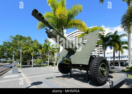 Canon de 25 livres utilisés lors de la DEUXIÈME GUERRE MONDIALE S'affiche sur l'Esplanade de Cairns, l'extrême nord du Queensland, Australie, Queensland, FNQ Banque D'Images