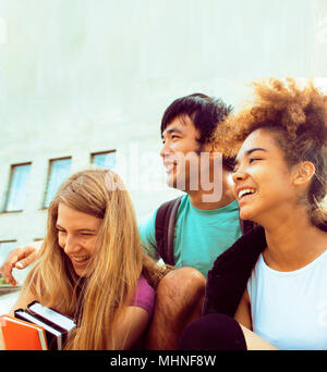 Les adolescents groupe mignon à l'édifice de l'université Banque D'Images