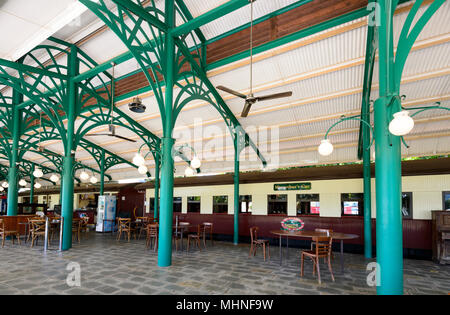 Café et restaurant à l'intérieur de la gare d'eau douce, Kuranda Scenic Railway, Far North Queensland, Queensland, Australie, FNQ Banque D'Images