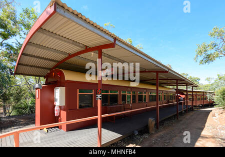 Hébergement en vieux wagons de train désaffectée, Undara Caravan Park, Undara Volcanic National Park, Queensland, Queensland, Australie Banque D'Images